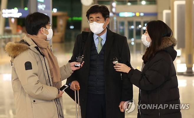 정부 대표단, 이란 억류 선원 교섭차 출국 (영종도=연합뉴스) 이란에 억류된 한국 선박과 선원들의 조기 석방을 협상할 정부 대표단 단장 고경석 아프리카중동국장이 2021년 1월 6일 밤 인천국제공항에서 출국하며 취재진 질문에 답하고 있다. [연합뉴스 자료사진]