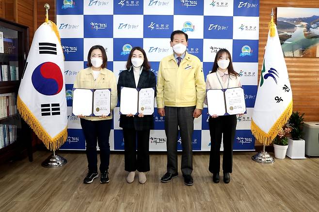 왼쪽부터 이혜란·박양미 주무관, 김재종 군수, 강병숙 학예연구사 [옥천군 제공. 재판매 및 DB 금지]