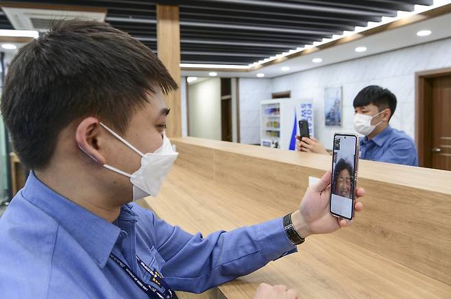 '장병들의 코로나 블루를 해소하라' 해군 1함대가 신종 코로나바이러스 감염증(코로나19)이 장기화하면서 장병들이 겪는 '코로나 블루'(우울증)를 해소하기 위한 다양한 방안을 마련했다. 사진은 가족과 영상 통화하는 윤종혁 병장. [해군 1함대 제공. 재판매 및 DB 금지]