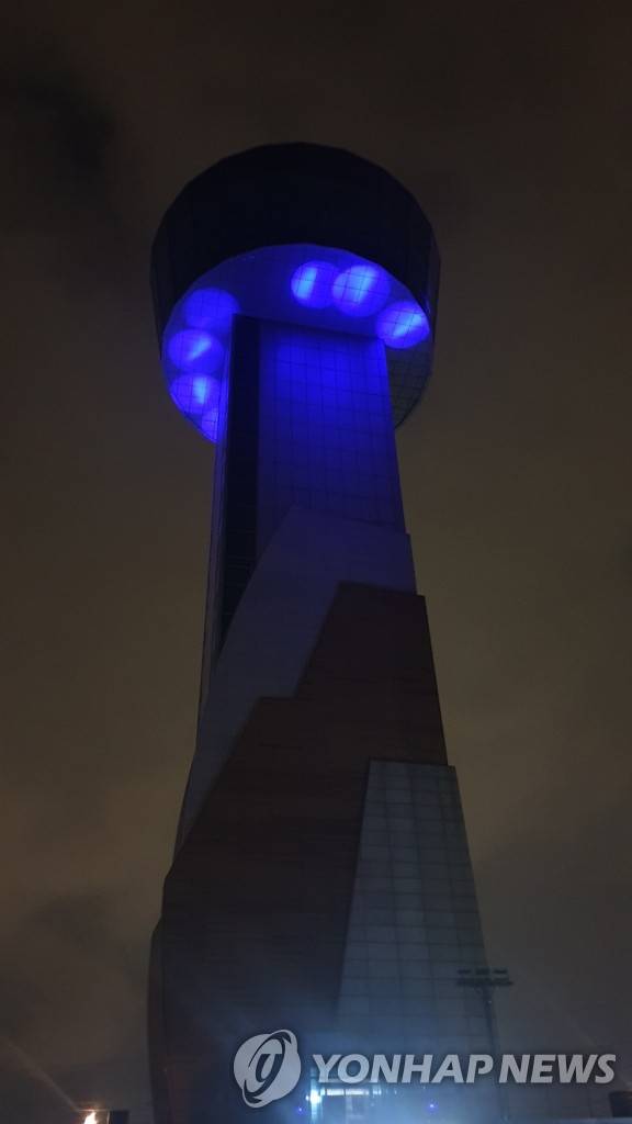 코로나19 의료진 응원…울산대교 전망대에 푸른 조명 지난해 5월 울산시는 신종 코로나바이러스 감염증(코로나19)으로 고군분투하는 의료진을 응원하고자 울산대교 전망대에 푸른 조명을 밝히는 캠페인을 진행했다.[울산시 제공.재판매 및 DB 금지]