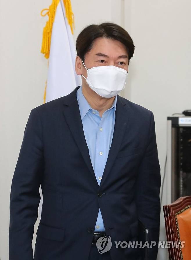 최고위원회의 참석하는 안철수 대표 (서울=연합뉴스) 하사헌 기자 = 국민의당 안철수 대표가 7일 오전 서울 여의도 국회에서 열린 최고위원회의에 참석하고 있다. 2021.1.7 toadboy@yna.co.kr