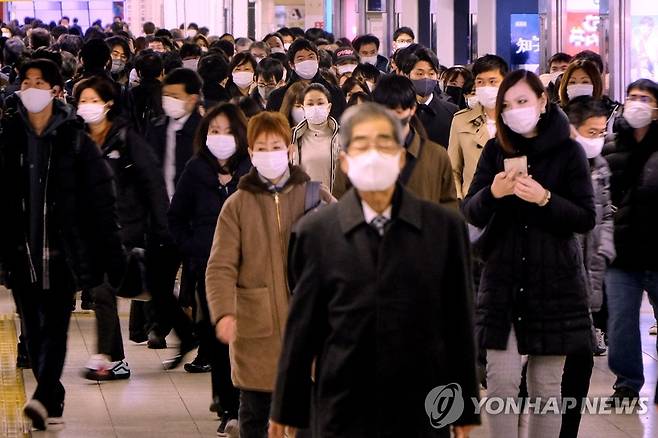 일본, 수도권에 한 달간 코로나19 긴급사태 선포 (도쿄 AFP=연합뉴스) 일본이 신종 코로나바이러스 감염증(코로나19) 확산으로 비상인 가운데 7일 수도 도쿄에서 마스크를 쓴 시민들이 기차역 중앙홀을 걸어가고 있다.