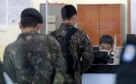 국방부가 전 부대에 대한 ‘거리두기’를 2.5단계로 격상하고 장병의 휴가 및 외출을 통제하기로한 지난해 11월26일 서울 용산구 서울역 국군장병라운지 TMO에서 장병들이 승차권을 구입하고 있는 모습(사진=뉴스1).