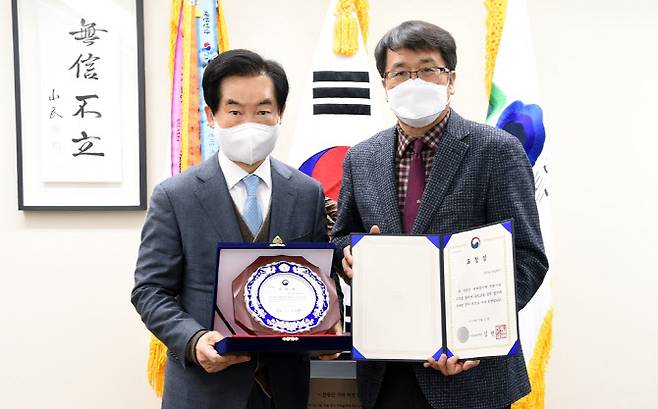 안병용 시장(왼쪽)이 표창패를 들어보이고 있다.(사진=의정부시 제공)