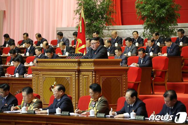 (평양 노동신문=뉴스1) = 김정은 북한 국무위원장이 지난 7일 제8차 노동당 대회 3일 차 회의를 진행했다고 당 기관지 노동신문이 8일 전했다. 신문은 "보고에서는 청년동맹을 비롯한 근로 단체들이 자기의 사명과 본분을 다하지 못하고 있는데 대하여 지적되었다"면서 "동맹 내부사업, 사상·교양 사업을 주선으로 틀어쥐고 전 동맹을 사회주의 건설의 위력한 역량으로 강화하는 데서 나서는 원칙적 문제들이 언급되었다"라고 보도했다. [국내에서만 사용가능. 재배포 금지. DB 금지. For Use Only in the Republic of Korea. Redistribution Prohibited] rodongphoto@news1.kr