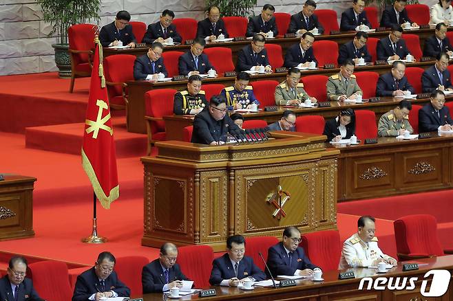 (평양 노동신문=뉴스1) = 김정은 북한 국무위원장이 지난 7일 제8차 노동당 대회 3일 차 회의를 진행했다고 당 기관지 노동신문이 8일 전했다. 신문은 "보고에서는 청년동맹을 비롯한 근로 단체들이 자기의 사명과 본분을 다하지 못하고 있는데 대하여 지적되었다"면서 "동맹 내부사업, 사상·교양 사업을 주선으로 틀어쥐고 전 동맹을 사회주의 건설의 위력한 역량으로 강화하는 데서 나서는 원칙적 문제들이 언급되었다"라고 보도했다. [국내에서만 사용가능. 재배포 금지. DB 금지. For Use Only in the Republic of Korea. Redistribution Prohibited] rodongphoto@news1.kr