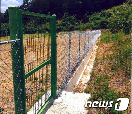 김천시 야생동물 피해 예방시설 지원사업으로 설치된 울타리 (김천시 제공) 2021.1.8/© 뉴스1