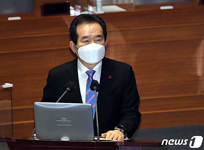 정세균 국무총리가 8일 오전 서울 여의도 국회 본회의장에서 열린 신종 코로나바이러스 감염증(코로나19) 방역 실태 및 백신 수급 현황 점검을 위한 긴급현안질문에 참석해 김성주 더불어민주당 의원 질의에 답하고 있다. 2021.1.8/뉴스1 © News1 박세연 기자