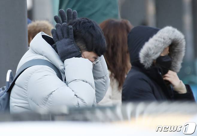 영하 18도를 기록하며 북극한파가 절정에 이른 8일 오전 서울 광화문네거리 인근에서 두꺼운 옷차림을 한 시민들이 출근을 하고 있다. 2021.1.8/뉴스1 © News1 권현진 기자