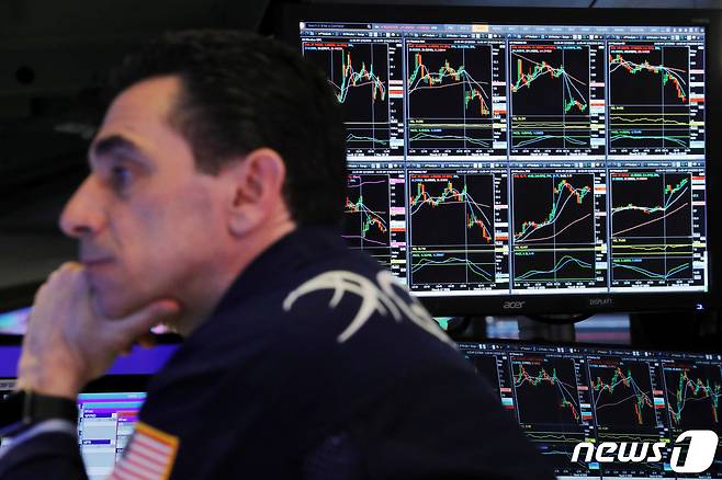 뉴욕증권거래소의 한 트레이더가 주가 모니터를 보고 있다.  © 로이터=뉴스1