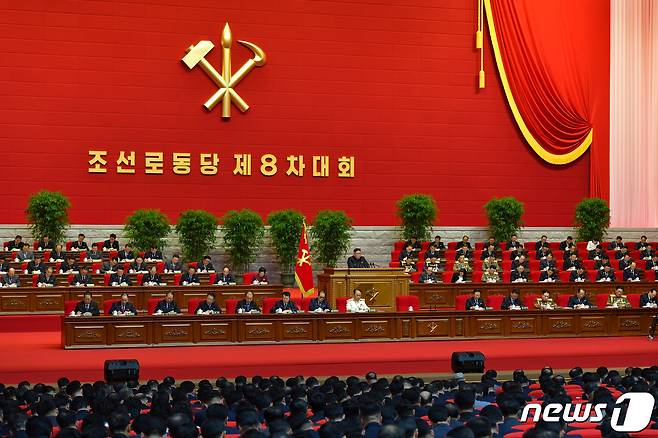 (평양 노동신문=뉴스1) = 김정은 북한 국무위원장이 지난 7일 제8차 노동당 대회 3일 차 회의를 진행했다.(노동신문 8일자) [국내에서만 사용가능. 재배포 금지. DB 금지. For Use Only in the Republic of Korea. Redistribution Prohibited] rodongphoto@news1.kr