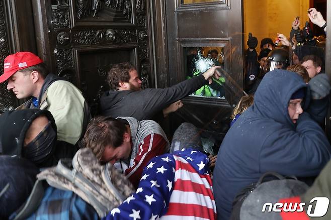 6일(현지시간) 도널드 트럼프 미국 대통령을 지지하는 시위대가 워싱턴 의사당에 난입을 하고 있다. © AFP=뉴스1 © News1 우동명 기자