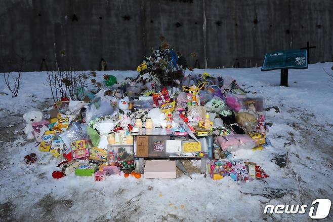 7일 오후 경기 양평 하이패밀리 안데르센 공원묘원에 양부모의 학대로 숨진 16개월 영아 정인(가명)양을 추모하며 시민들이 갖다 놓은 물품들이 놓여있다. '정인이 학대 사망'과 관련해 연일 사회 곳곳에서 추모와 분노의 물결이 일자 전날 김창룡 경찰청장의 대국민 사과에 이어 이날 국회가 부랴부랴 법 개정 논의에 들어갔다. 여야는 국회 법제사법위원회 법안소위에서 오는 8일까지 아동학대 예방과 가해자 처벌을 강화하는 이른바 '정인이법'을 처리하기로 이날 합의했다. 2021.1.7/뉴스1 © News1 이승배 기자