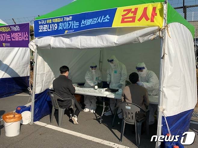 전남도가 코로나19에 선제적으로 대처하기 위해 운영 중인 찾아가는 선별검사소 모습.(전남도 제공) 2020.1.5 /뉴스1 © News1 전원 기자