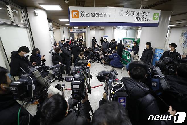 위안부 피해 할머니 소송대리인 김강원 변호사가 8일 서울 서초구 중앙지법에서 열린 고(故) 배춘희 할머니 등 위안부 피해자 12명이 일본 정부를 상대로 제기한 손해배상 청구 소송의 1심 선고 공판을 마친 뒤 취재진의 질문에 답하고 있다. 이날 서울중앙지법 민사합의34부(김정곤 부장판사)는 고(故) 배춘희 할머니 등 위안부 피해자 12명이 일본 정부를 상대로 제기한 손해배상 청구 소송에서 "원고들에게 1인당 1억원을 지급하라＂고 원고 승소로 판결했다. 2021.1.8/뉴스1 © News1 박지혜 기자