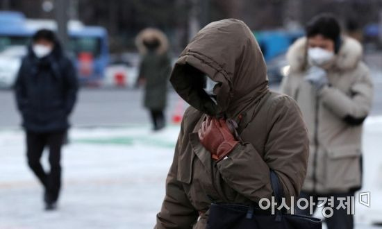 서울 아침 최저기온이 영하 17도까지 떨어지는 등 북극발 한파가 절정에 달한 8일 서울 광화문네거리 인근에서 두터운 옷으로 중무장한 시민들이 출근길 발걸음을 재촉하고 있다./김현민 기자 kimhyun81@