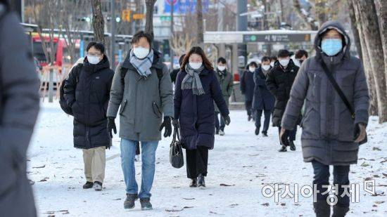 서울 아침 기온이 영하15도까지 떨어지며 한파경보가 발령된 7일 서울 중구 시청역 인근에서 직장인들이 두꺼운 외투를 입고 출근길에 오르고 있다./강진형 기자aymsdream@