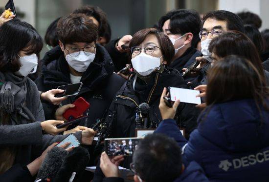 8일 이나영 정의기억연대 이사장이 일본군 위안부 피해자들이 일본 정부를 상대로 낸 손해배상 청구소송 공판이 끝난 뒤 입장을 밝히고 있다. / 사진=연합뉴스
