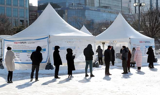 북극발 한파가 불어닥친 7일 오전 인천시 남동구 중앙공원 한 임시 선별검사소에서 시민들이 줄지어 검사를 받고 있다. 8일 중앙방역대책본부는 7일 발생한 신규 확진자가 647명이라고 밝혔다./연합뉴스