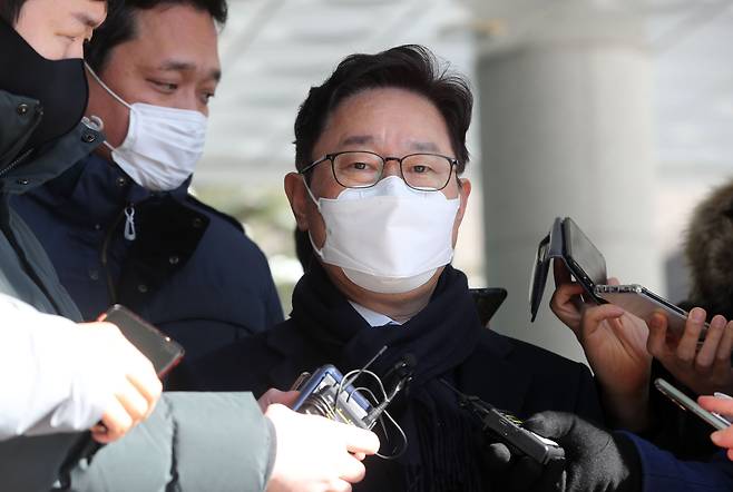 박범계 법무부 장관 후보자가 7일 오후 서울 서초구 서울고등검찰청에 마련된 인사청문회 준비 사무실로 출근하며 취재진 질문에 답하고 있다./뉴시스