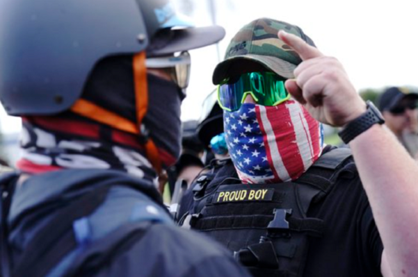 도널드 트럼프 대통령을 지지하는 극우 네오파시즘 추종 단체 '프라우드 보이즈'의 한 회원이 지난 10월 트럼프 지지 시위를 벌이고 있다. /AP 연합뉴스