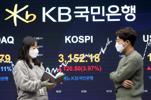 8일 장을 마친 서울 여의도 KB국민은행 딜링룸 모습. /연합뉴스