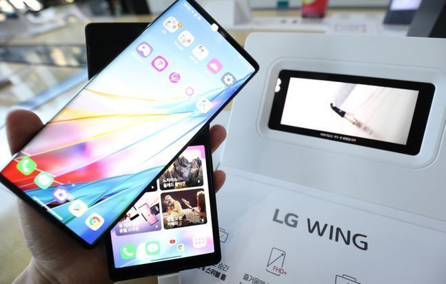 LG전자 전략 스마트폰 ‘LG 윙’이 서울 종로구 KT광화문 스퀘어에 전시된 모습.ⓒ데일리안 류영주 기자.