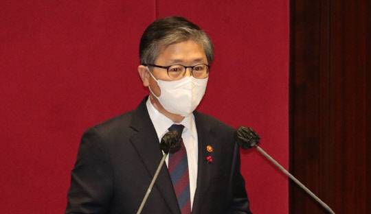 변창흠(사진) 국토부 장관이 8일 국회 본회의에서 신임 장관 인사를 하고 있다. <연합뉴스>
