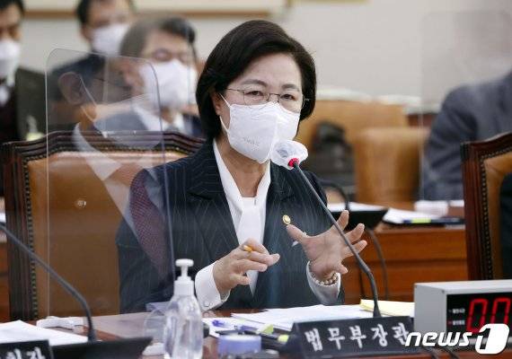 추미애 법무부 장관이 8일 오전 서울 여의도 국회에서 열린 법제사법위원회 전체회의에서 의원 질의에 답변하고 있다. 뉴스1
