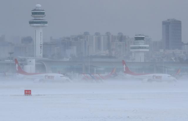 북극발 한파가 사흘째 기승을 부리고 있는 8일 오전 제주국제공항 활주로에 강한 눈보라가 치고 있다. 뉴시스