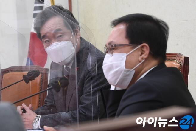 이낙연 더불어민주당 대표(왼쪽)가 8일 오후 서울 여의도 국회를 찾은 유영민 신임 대통령 비서실장과 대화를 나누고 있다.
