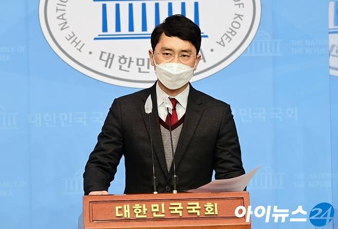 인턴 비서 성폭행 의혹으로 국민의힘을 탈당한 김병욱 의원이 8일 국회 소통관에서 기자회견을 하고 있다.