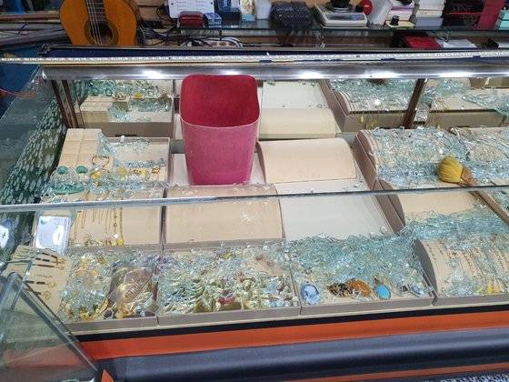지난달 18일 2500만원 상당의 귀금속 절도 사건이 일어난 광주광역시 남구의 한 금은방. 광주 서부경찰서 소속 경찰관이 이곳에서 귀금속을 훔친 혐의를 받고 있다. [사진 독자]