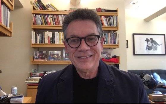 빌 아데어 듀크대 교수는 화상인터뷰를 통해 ″지금 음모론자의 모습은 완전히 양분된 미국 정치 상황을 반영한다″고 말했다. [김필규 기자]