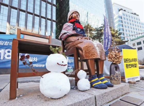 서울 종로구 옛 일본대사관 앞 평화의소녀상.[연합뉴스]