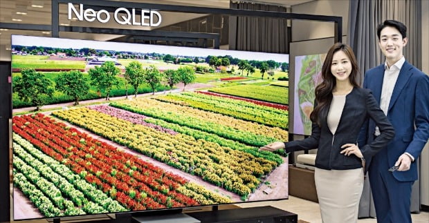 삼성전자 모델이 7일 경기 수원 삼성디지털시티에서 신제품 ‘네오 QLED TV’를 소개하고 있다.  /삼성전자 제공