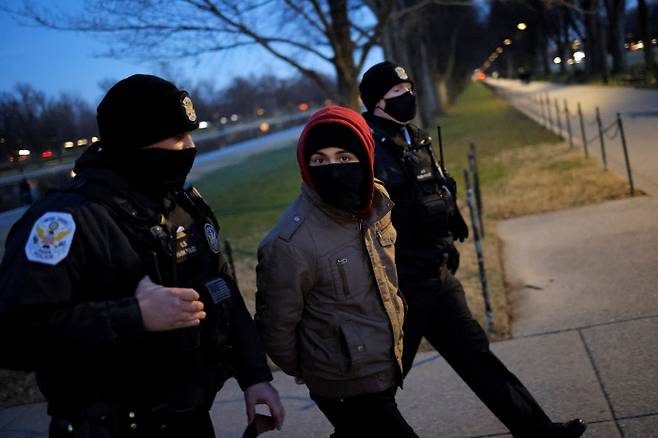 미국 워싱턴에서 7일(현지시간) 경찰이 백악관 인근에서 도널드 트럼프 지지자 중 한 명을 연행하고 있다. 워싱턴|로이터연합뉴스