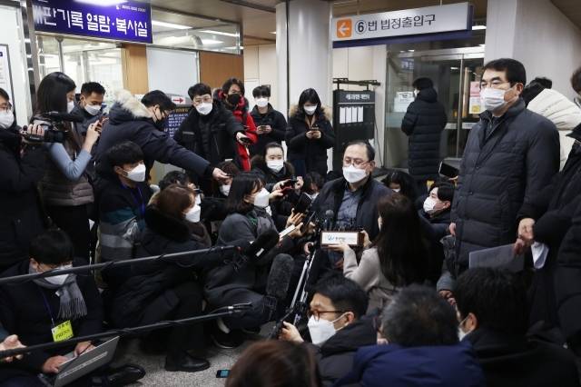 Attorney Kim Gang-won, who represents the so-called comfort women, answers reporters’ questions after the court’s ruling on Friday. (Yonhap)