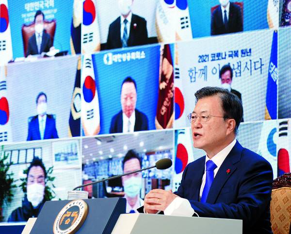 문재인 대통령이 7일 청와대에서 비대면 화상으로 진행된 ‘2021년 국민과 함께하는 신년인사회’에서 인사말을 하고 있다. 문 대통령은 “2021년 우리는 우보천리, 소걸음으로 천리를 가듯 끈질기고 꾸준하게 그리하여 끝끝내 소중한 일상을 회복할 것”이라고 말했다. 서영희 기자