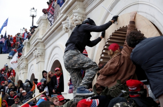 미국 대통령 선거 결과에 반대하는 친트럼프 시위대가 의사당을 습격하는 모습. 로이터연합뉴스