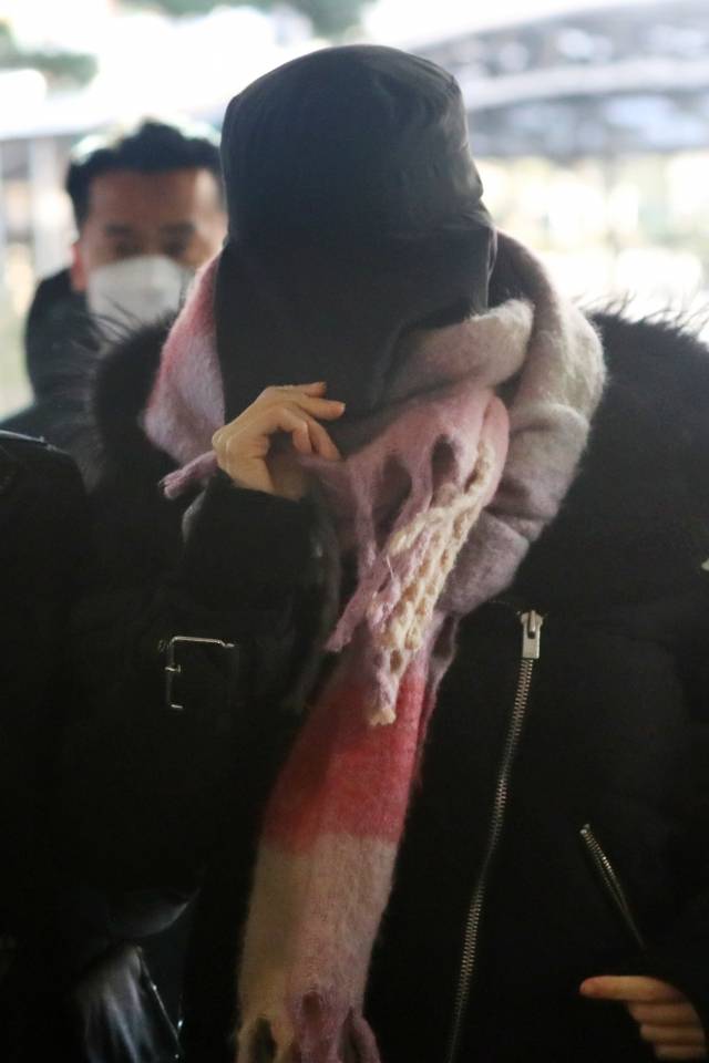 집행유예 기간 중 다시 마약 투약 혐의를 받고 있는 황하나씨가 7일 오전 서울 마포구 서울서부지방법원에서 열린 구속영장실질심사에 얼굴을 가린 채 출석하고 있다. 뉴시스