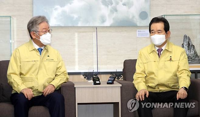 정세균 총리와 이재명 경기도지사 대화 [사진 = 연합뉴스]