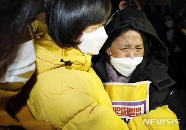 [서울=뉴시스]최동준 기자 = 강은미 정의당 원내대표, 고 김용균 씨 어머니 김미숙 씨가 8일 서울 여의도 국회 본관 앞에서 열린 중대재해기업처벌법 제정 촉구 단식농성 해단식에서 포옹하고 있다. 2021.01.08. photocdj@newsis.com