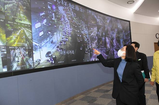 은수미 성남시장이 제설작업을 지휘하고있다.[성남시 제공]