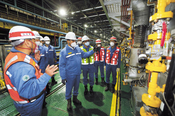최정우 포스코 회장이 지난 7일 포항제철소에서 직원들과 안전설비를 점검하고 있다. [포스코 제공]