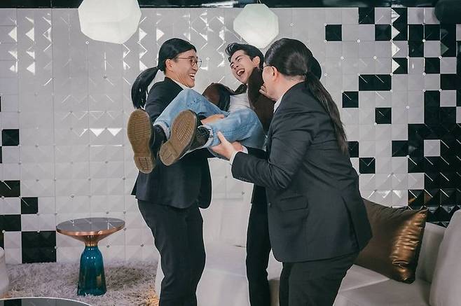 Actor Jo Byung-gyu stars in What do you do when you playMBC What do you do when you play side released a certification shot of Jo Byung-gyu through official SNS on January 8th.Jo Byung-gyu in the photo is getting a rinse from Yoo Jae-Suk and Kim Jong-min, who have transformed into a new buccal.What are you doing playing? Im not holding my neck. Im rinsing. Wonderful. Word is that entertainment is amazing.The first priority of the entertainment scout, he added, referring to the entertainment feeling for Jo Byung-gyu.