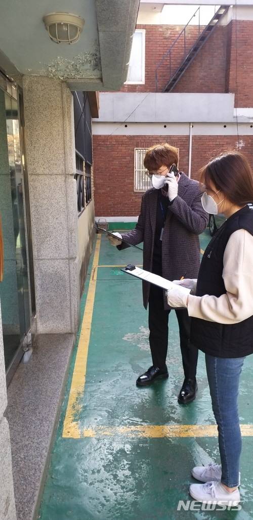 [서울=뉴시스] 서울 강북구 자가격리자 점검반 불시점검. (사진=강북구 제공) 2021.01.08. photo@newsis.com