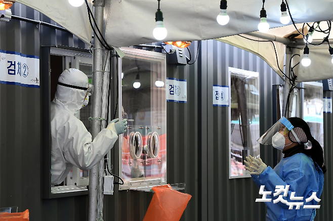 코로나19 임시선별소에서 코로나19 의료진이 대화를 나누고 있다. 황진환 기자