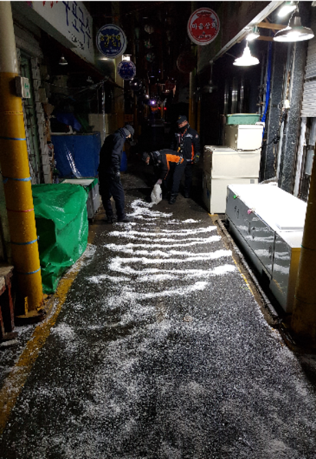 8일 오전 부산 사하구 신평시장에서 소방이 소화전 누수로 얼어붙은 도로에 염화칼슘을 뿌리고 있다. 부산소방재난본부 제공