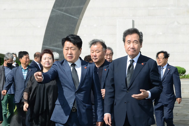 제주4.3평화공원을 참배한 오영훈 국회의원과 이낙연 더불어민주당 대표. 오영훈 의원실 제공